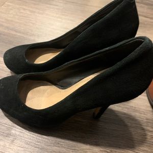 Classic black suede Steve Madden pumps!